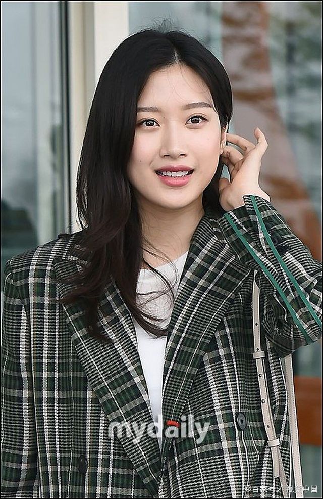 23岁文佳煐现身机场,清新甜美,手比心俏皮可爱